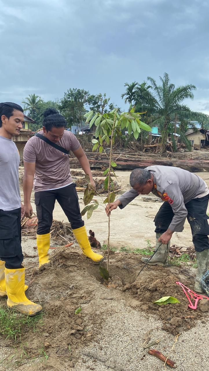 Dibalik Seragam Ada Kepedulian , Polres Labusel Bersama Warga Pulihkan Batang Toru Pascabanjir