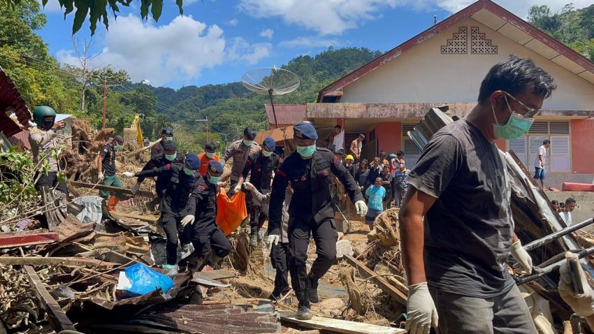 Brimob Tak Menyerah: Aksi Kemanusiaan di Sibolga Berbuah Haru &mdash; Satu Korban Longsor Berhasil Ditemukan