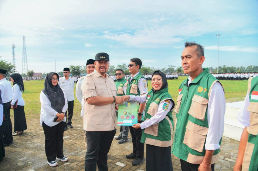 Serahkan SK PPPK Penuh Waktu dan PPPK Paruh Waktu, Bupati Baharuddin Berpesan Tingkatkan Kinerja dan Pelayanan kepada Masyarakat