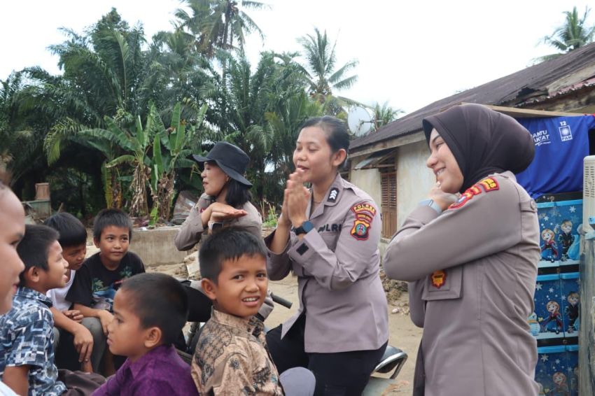 Polwan Polres Padangsidimpuan Lakukan Trauma Healing Bagi Anak-Anak Korban Bencana Alam