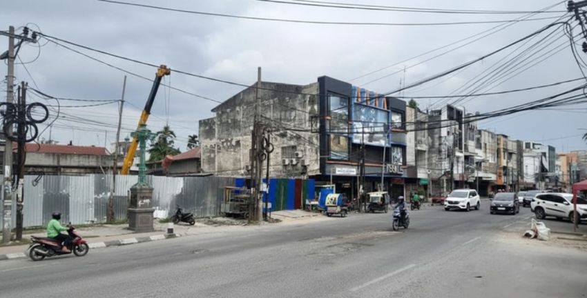 Warga Keluhkan Kondisi Jalan Zainul Arifin yang Dipenuhi Lubang