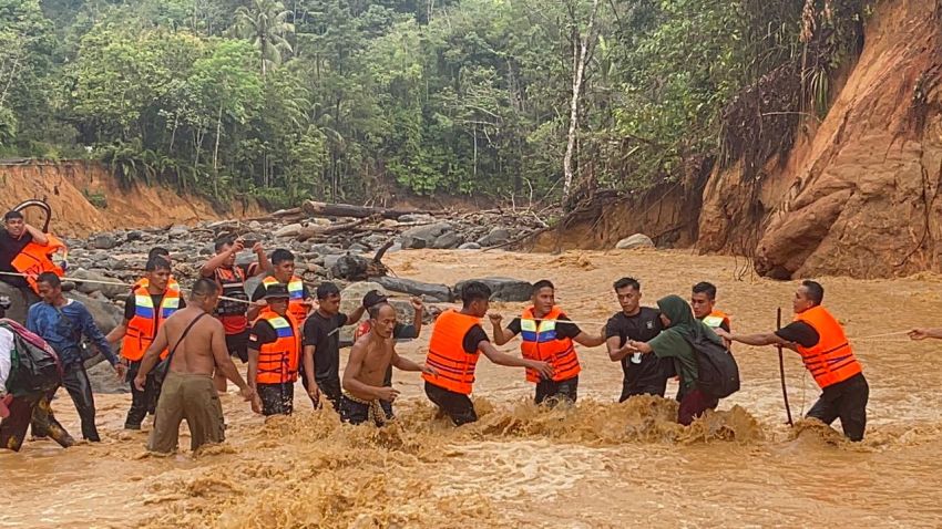 Operasi Aman Nusa II, Brimob Batalyon A Evakuasi Puluhan Warga Terdampak Banjir di Tapanuli Tengah