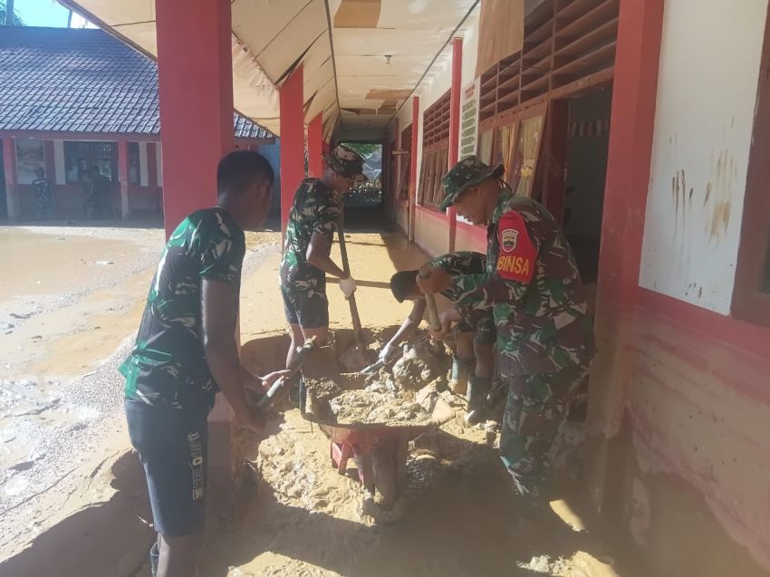 Satgas Gulbencal Kodam I/BB Bersihkan SDN 155678 Hutanabolon 2 Pasca-Longsor