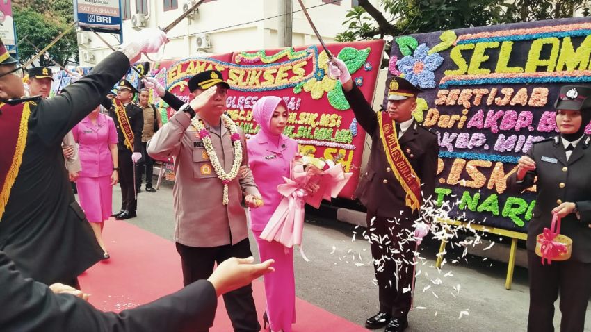 Kapolres Binjai Yang Baru AKBP Mirzal Maulana Disambut  Tradisi Pedang Pora