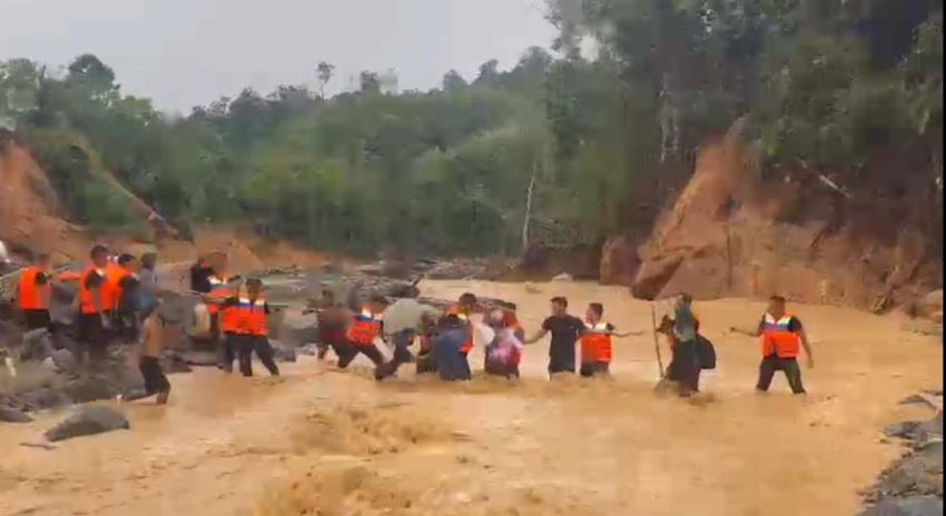 Brimob Polda Sumut Evakuasi 45 Warga Terisolir Banjir di Tapteng