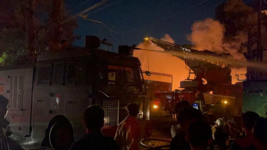 Mobil Armoured Water Cannon (AWC) Brimob Polda Sumut Dikerahkan Padamkan Kebakaran Hebat di PT Garuda Mas Perkasa