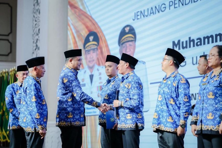 Bobby Nasution Serahkan SK Penugasan kepada 248 Kepala Sekolah SMA, SMK, dan SLB Negeri