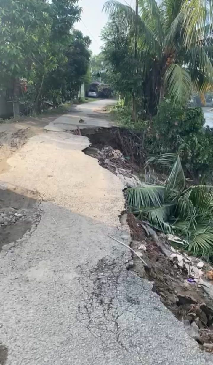 Jalan Rusak Parah Akibat Banjir, Aktivitas Warga Medan Amplas Terganggu