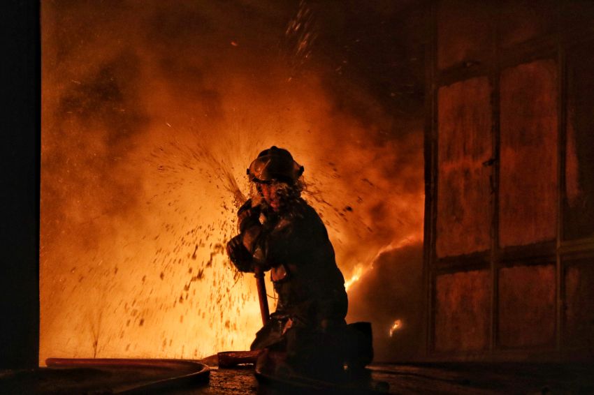 Pabrik Sandal Swallow Medan Terbakar, Warga Asik Menonton dan Live Tiktok