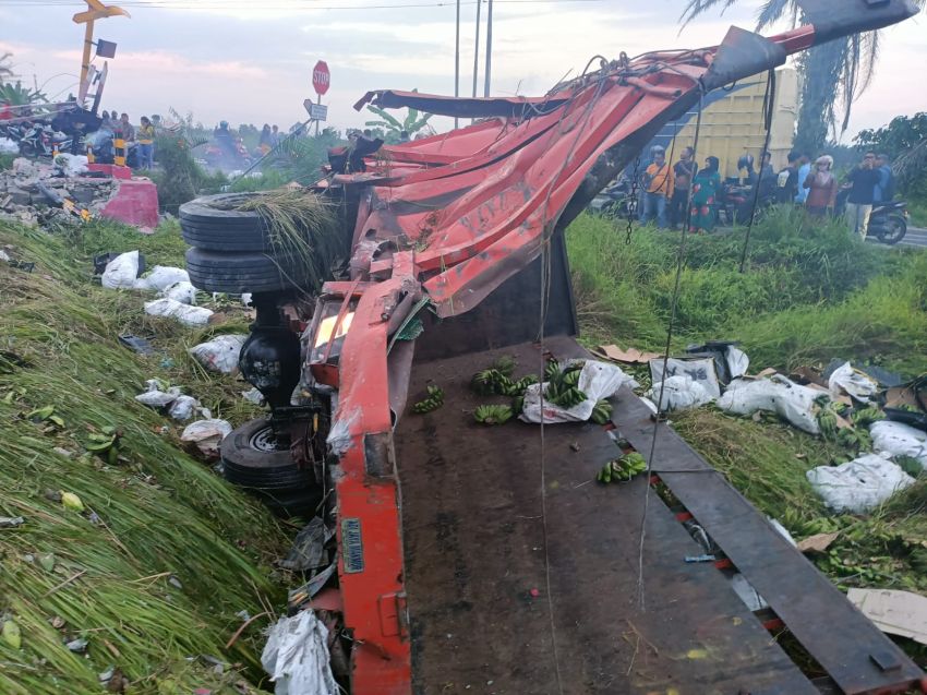 Begini Kronologis Truk Tabrakan dengan KA Putri Deli di Perlintasan Kisaran&ndash;Air Joman