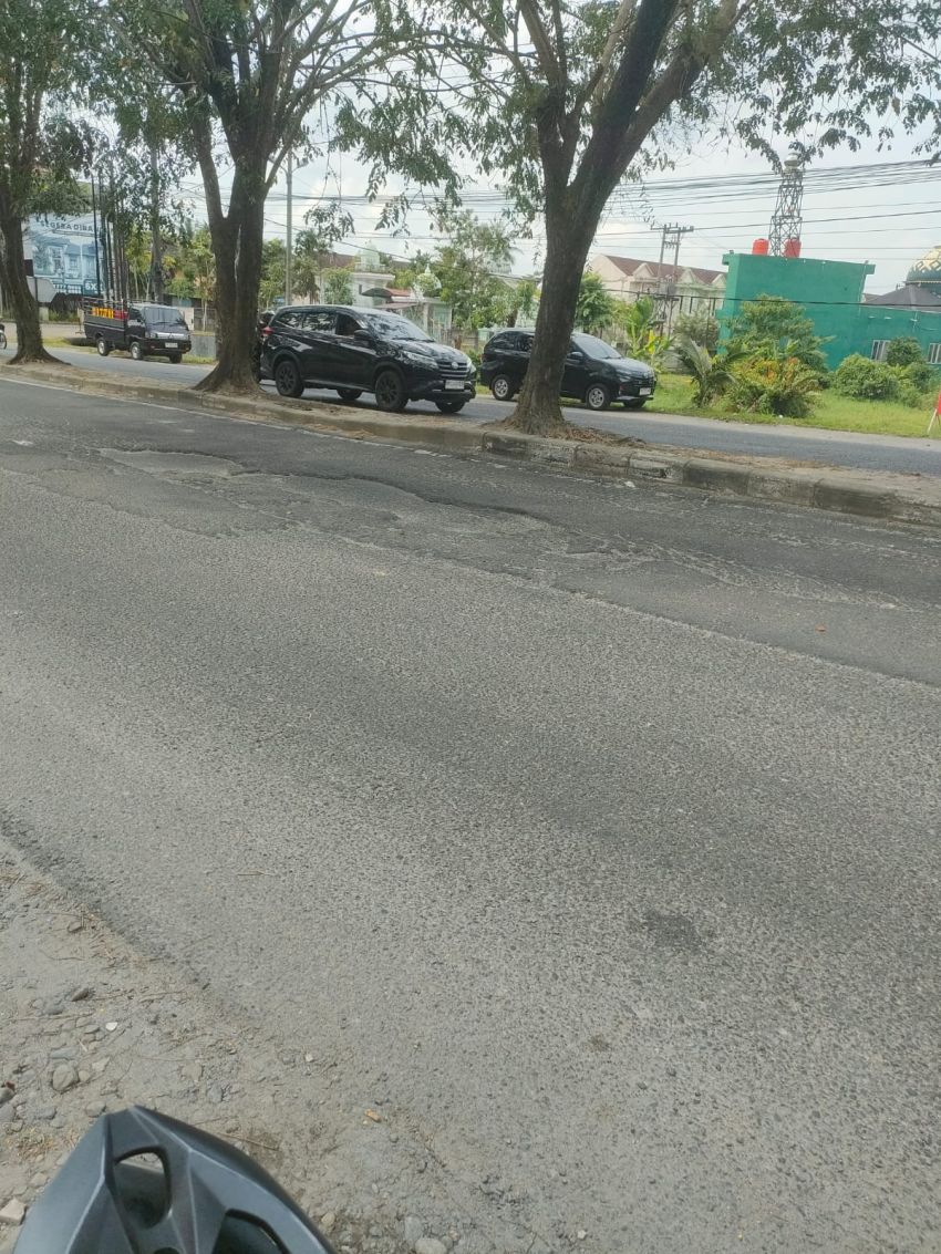 Lubang di Jalan Flamboyan Raya Kian Membesar, Perbaikan Dinilai Asal Jadi