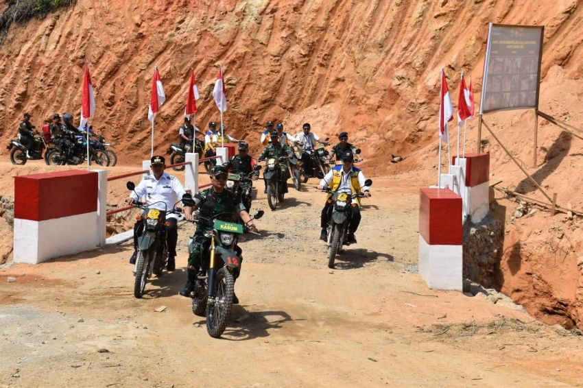 Wakil Bupati Tapteng Bersama Kepala Staf Umum TNI Kunjungi SDN Hutanabolon 2 dan Jembatan Aramco di Desa Sigiring-giring