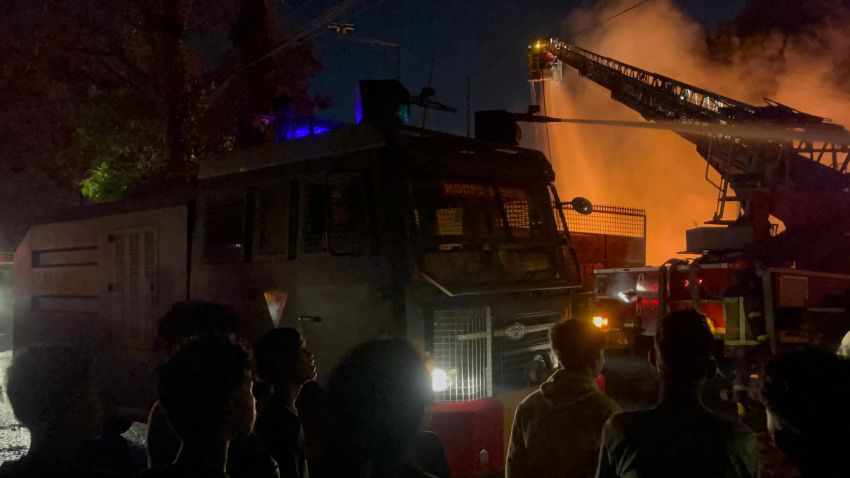 Mobil Armoured Water Cannon (AWC) Brimob Polda Sumut Dikerahkan Padamkan Kebakaran Hebat di PT Garuda Mas Perkasa