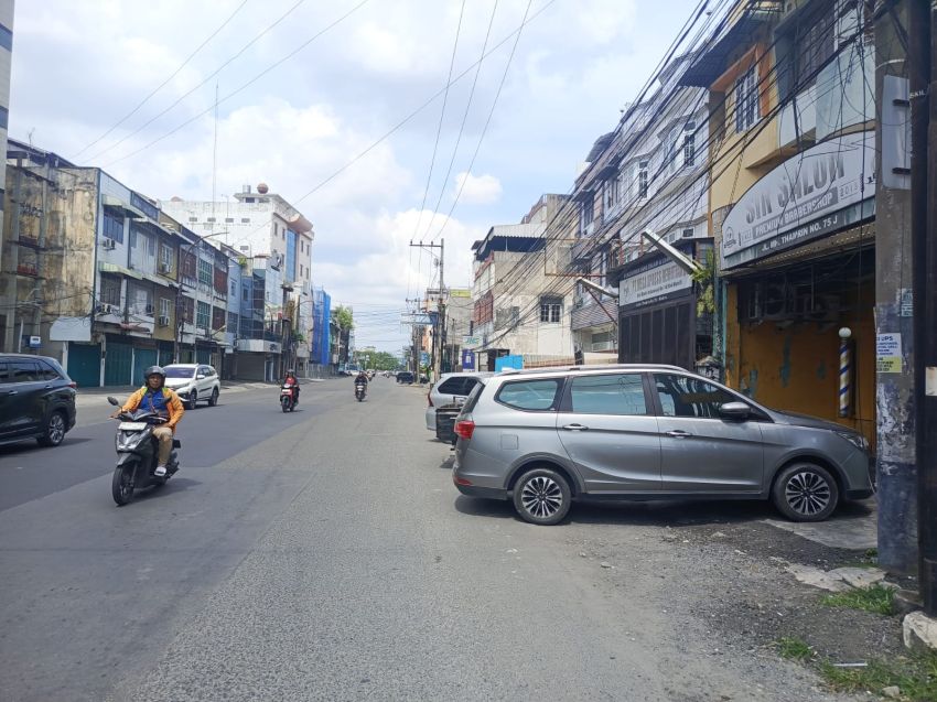Parkir Liar Sampai Trotoar di Jalan Thamrin Rampas Hak Pejalan Kaki
