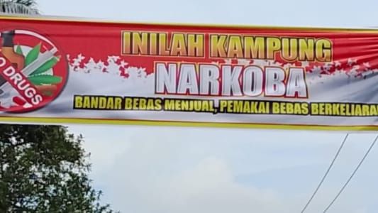 Viral! Spanduk &ldquo;Inilah Kampung Narkoba&rdquo; di Labuhanbatu, Polisi Gerak Cepat Temui Warga