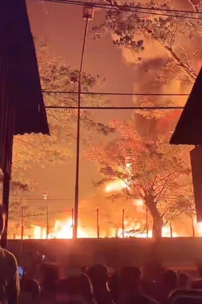 Pabrik Swallow di Jalan Yos Sudarso Medan 'Dikunyah' si Jago Merah