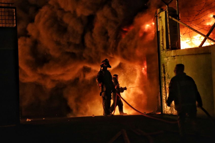 Dahsyatnya Api Melalap Pabrik Sandal Swallow di Medan, Lihat Foto-fotonya...