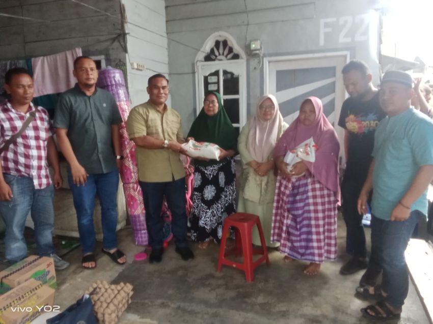 Anggota DPRD Medan Saiful Bahri  Bantu Sembako  Korban Kebakaran di Nelayan Indah