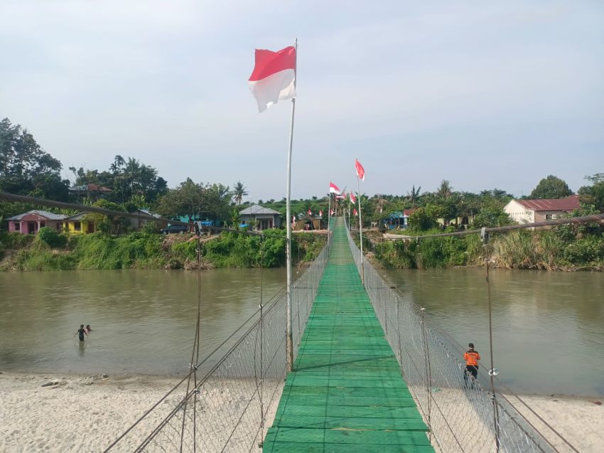 Kodim 0204/DS Rampungkan Jembatan Gantung Garuda di Desa Bandar Kuala