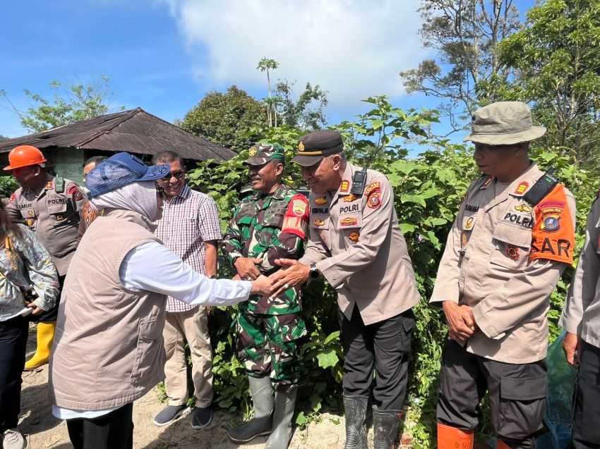 Brimob Polda Sumut Kawal Kunjungan Menteri PPPA, Hadirkan Harapan dan Senyum Anak-anak Korban Longsor di Sipirok