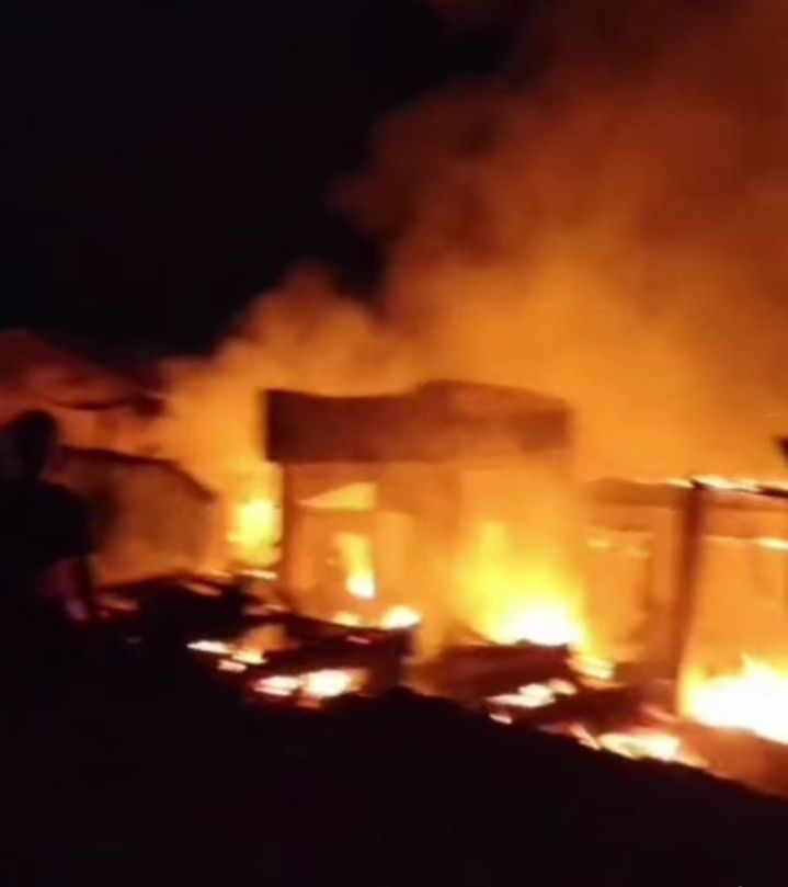 Kebakaran Hebat Hanguskan Sekitar 10 Rumah di Lau Tawar Dairi