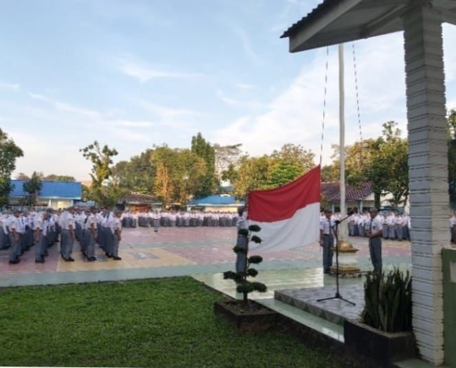 Pimpin Upacara di SMAN 13 Medan, Kapolsek Delitua Ingatkan Siswa Jauhi Narkoba dan Geng Motor