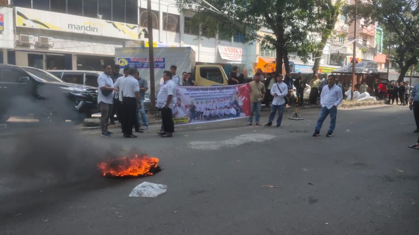 Pedagang Pusat Pasar Unjuk Rasa Gegara Parkir Mahal, Masyarakat  Malas Belanja, Barang Tertumpuk
