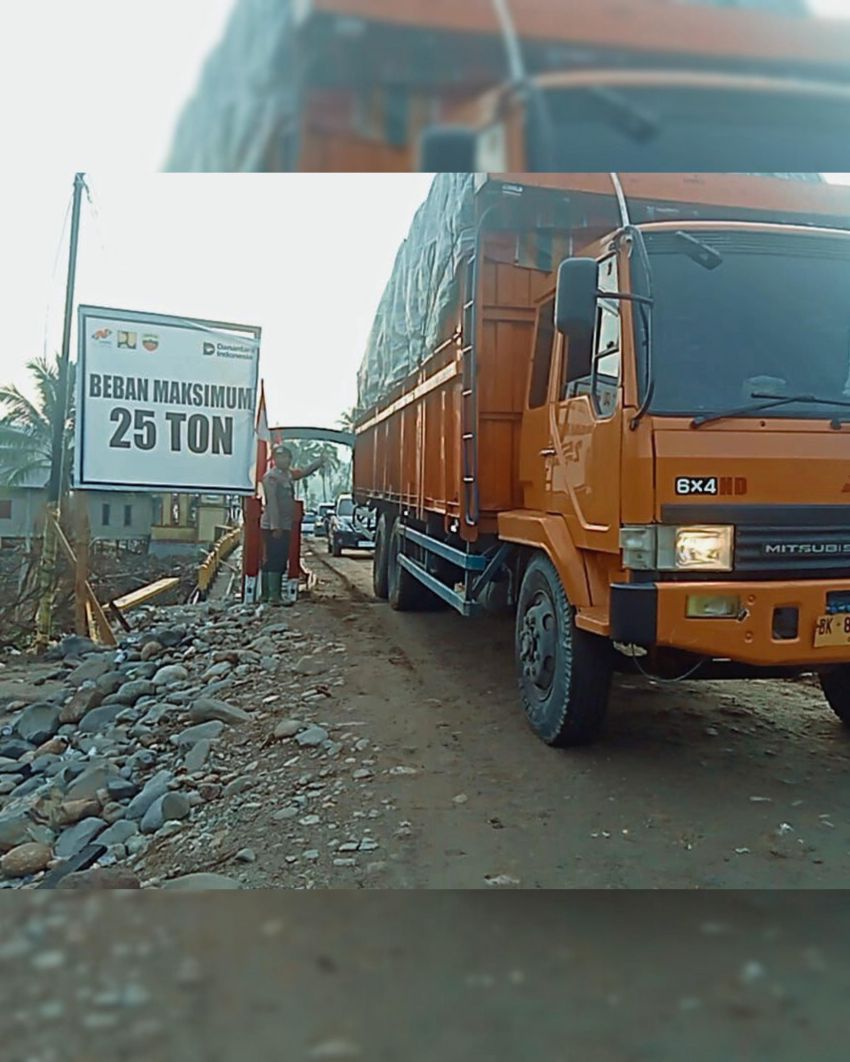 Personel Brimob Kawal Akses Jalan Darurat Desa Garoga demi Kelancaran Mobilitas Warga