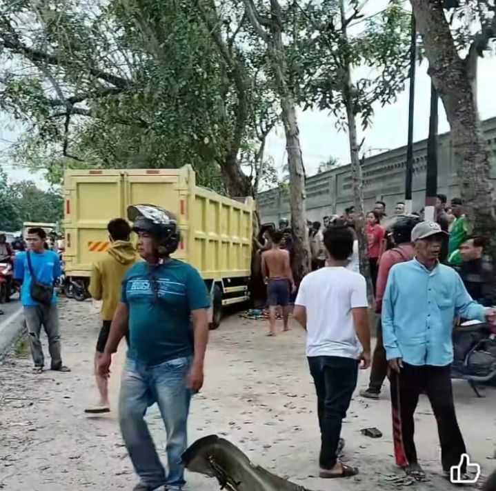 Truk Cold Diesel Tabrak Halte Hingga Pohon di Tanjungbalai