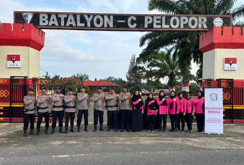 Menjelang Berbuka, Personel dan Bhayangkari Batalyon C Tebar Takjil di Depan Mako