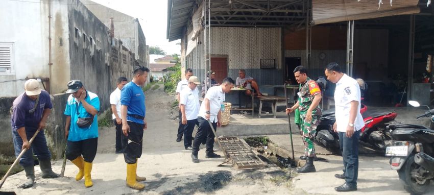 Antisipasi Banjir, Lurah Sudirejo 1, Petugas P3SU, Kepala Lingkungan, dan Babinsa, Bersihkan Parit di Jalan Sempurna