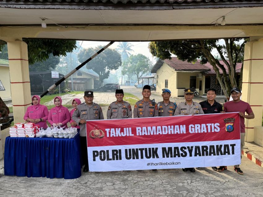 Polsek Salapian Bersama Bhayangkari Berbagi Takjil, Kapolres Langkat Apresiasi Kepedulian Jajaran