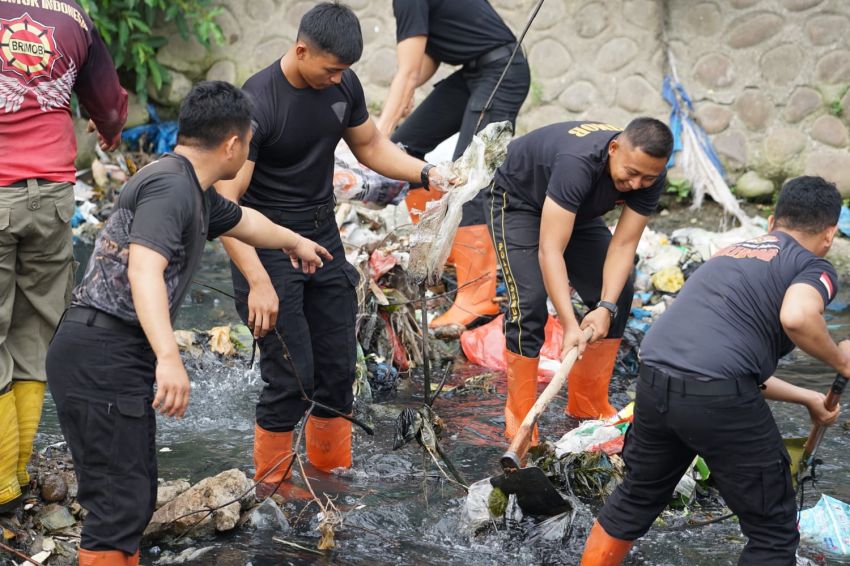Brimob Polda Sumut Turun ke Sungai, Aksi Nyata Menjaga Kehidupan dan Masa Depan Kota Medan
