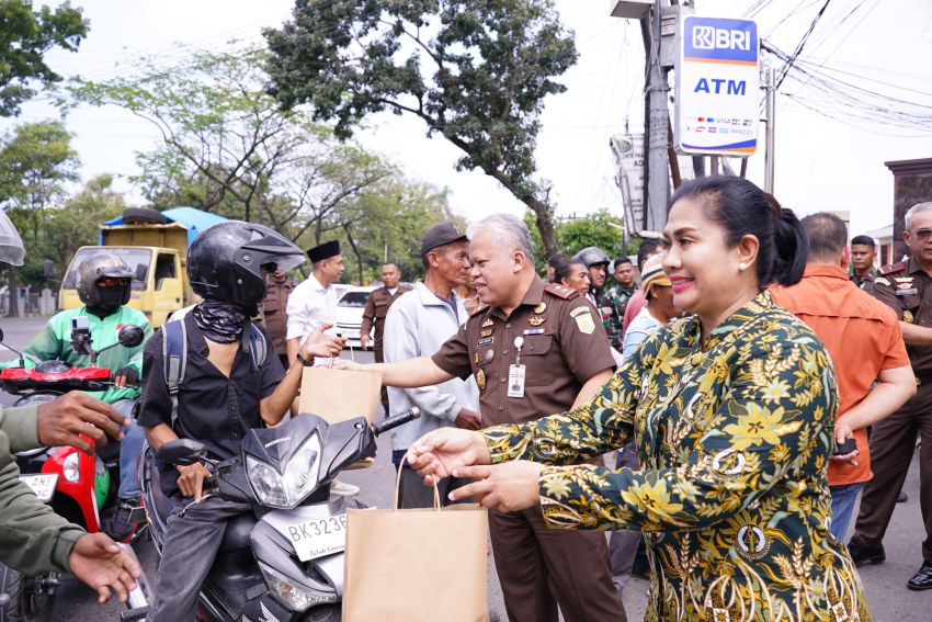 Kajati Sumatera Utara Harli Siregar Bagikan Ratusan Paket Takjil Kepada Masyarakat, Petugas Keamanan Hingga PPNPN