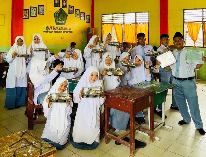 Senyum Ceria Siswa MAN  Tanjungbalai Nikmati MBG