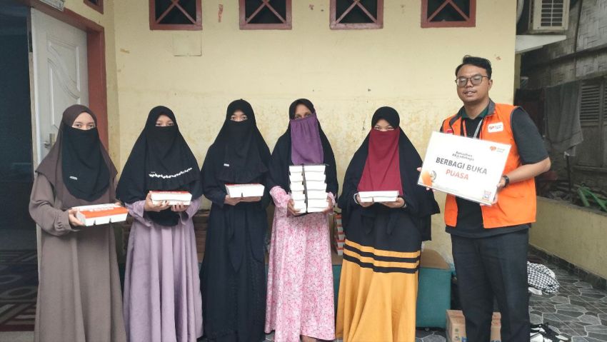Rumah Zakat Salurkan 50 Paket Berbagi Buka Puasa di Pesantren Darul Muflihin