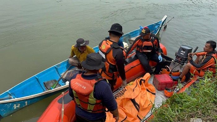 Pria Paruh Baya Hanyut Ditemukan Tewas, Diduga Kelelahan Berenang