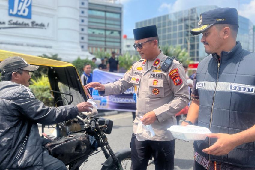 Camat Medan Petisah Gelar Jumat Berkah! Bagikan 300 Nasi Kotak Di Seputaran Tugu SIB