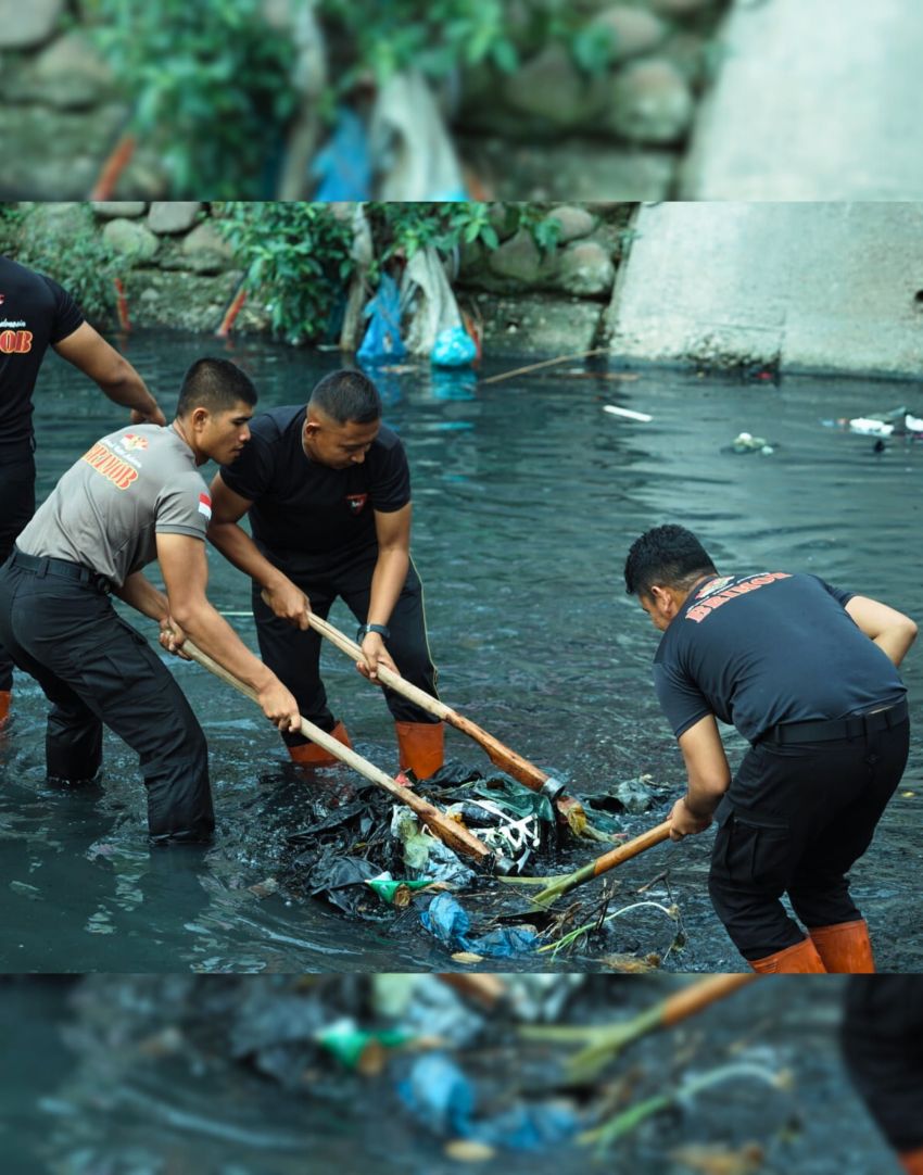 Brimob Polda  Sumut Bersihkan Sungai dan Jembatan di Jalan Bhayangkara