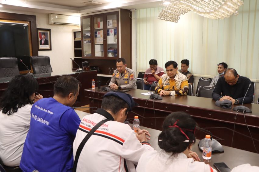 Kombes Jean Calvijn Dinginkan Massa, Pimpin Doa Bersama di Tengah Demo Daging Babi