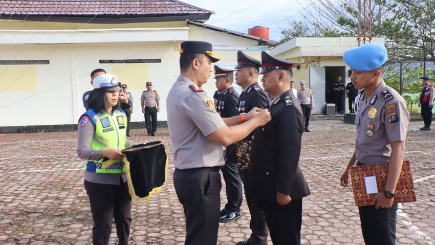 Kapolres Pakpak Bharat Pimpin Peringatan Upacara Hari Kesadaran Nasional, Sematkan Tanda Kehormatan Pengabdian Kepada Personel