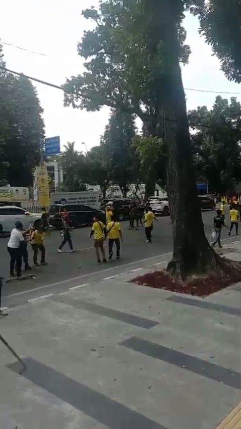 Musda Golkar Sumut Ribut, Puluhan Orang Bawa Petasan Hingga Kayu Saling Kejar
