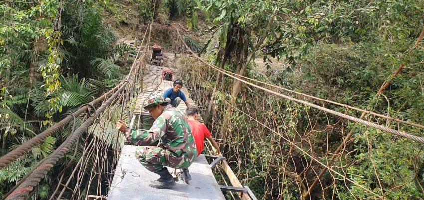 Kodim 0209/LB Rampungkan Rehabilitasi Jembatan Gantung di Desa Halimbe Labura