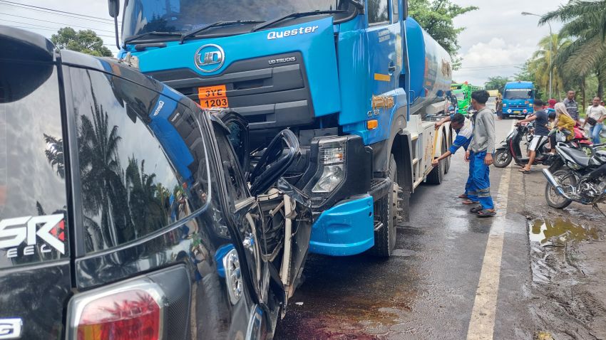 Toyota Rush dan Truk Tangki Laga Kambing di Jalinsum Asahan, Dua Orang Luka-luka