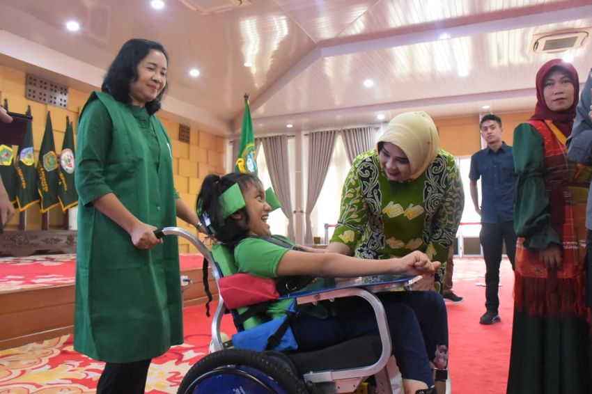 Deli Serdang Terima Bantuan 20 Kursi Roda Adaptif Khusus Anak