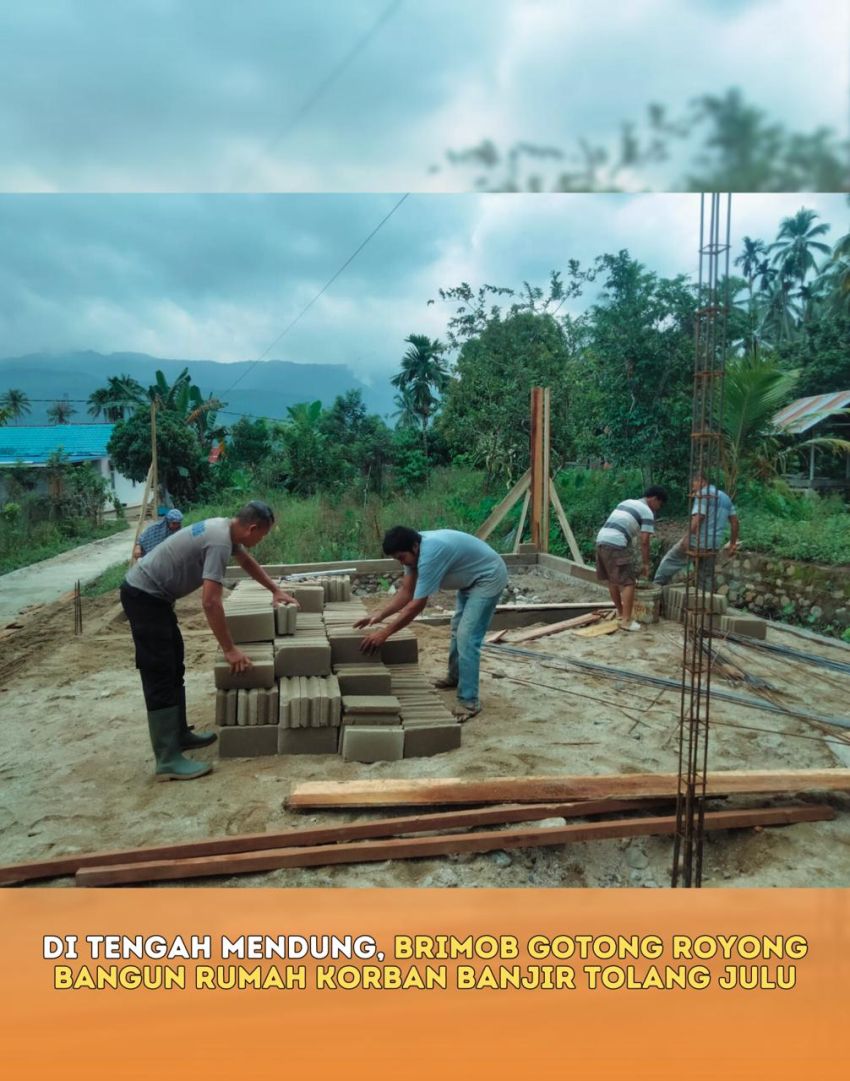 Di Tengah Mendung, Brimob Gotong Royong Bangun Rumah Korban Banjir Tolang Julu
