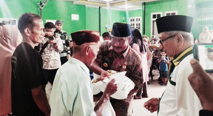 Walikota Binjai Menyerahkan Paket Sembako Kaum Duafha Jelang Ramadhan