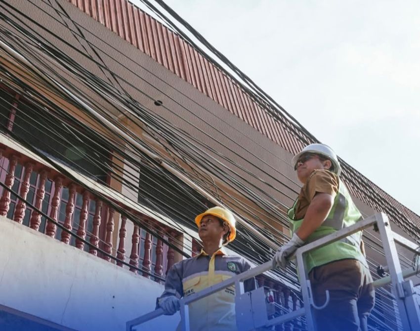Plt Kadis SDABMBK Tinjau Pembongkaran Kabel dan Tiang Utilitas Jalan Zainul Arifin