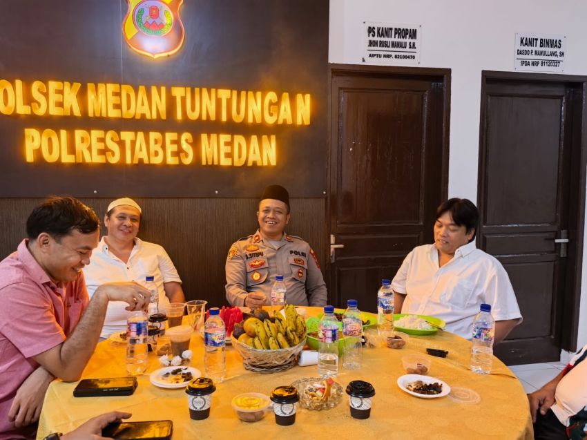 Polsek Medan Tuntungan Gandeng Pengurus dan Pedagang Pasar Induk Lau Cih Buka Puasa Bersama