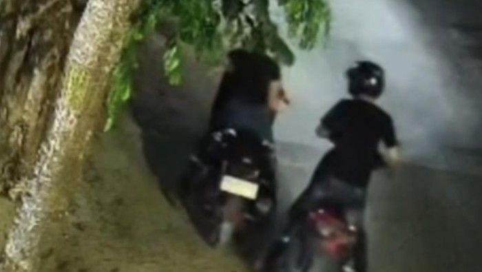Viral! Pura-pura Nongkrong, Cowok dan Cewek Curi Motor di Kafe